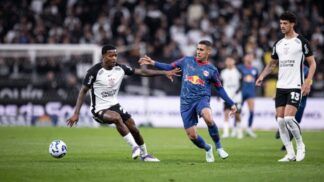 Jogadores do Red Bull Bragantino e do Corinthians disputam a bola durante partida entre as equipes