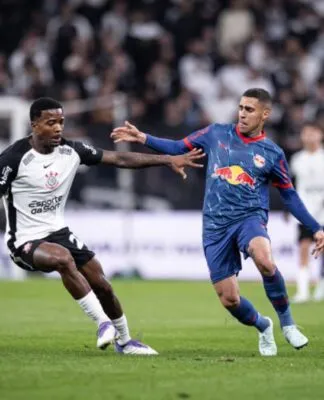 Jogadores do Red Bull Bragantino e do Corinthians disputam a bola durante partida entre as equipes