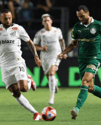 jogador Guilherme, do Santos, disputa a bola com Felipe Anderson, do Palmeiras, durante partida entre as equipes