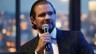 Daniel Vorcaro falando ao microfone