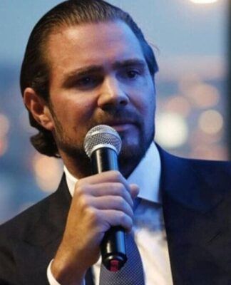 Daniel Vorcaro falando ao microfone