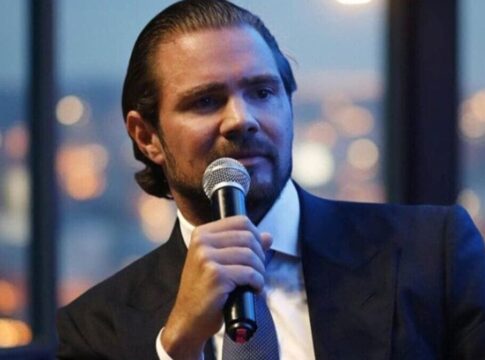 Daniel Vorcaro falando ao microfone