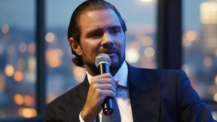 Daniel Vorcaro falando ao microfone