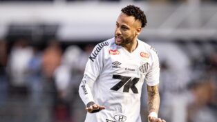 Neymar em jogo do Santos, sinalizando para ter calma