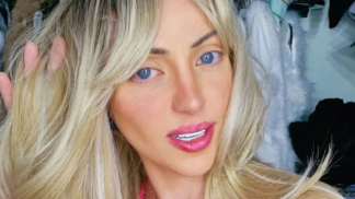 Barbara Jankavski, conhecida como Barbie Humana, posando para a camera com as mãos no cabelo