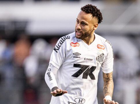 Neymar em jogo do Santos, sinalizando para ter calma