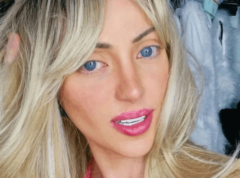 Barbara Jankavski, conhecida como Barbie Humana, posando para a camera com as mãos no cabelo