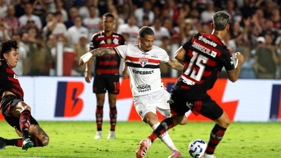Luciano arrisca um chute contra o Flamengo