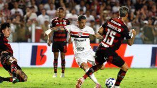 Luciano arrisca um chute contra o Flamengo