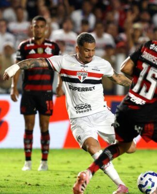 Luciano arrisca um chute contra o Flamengo