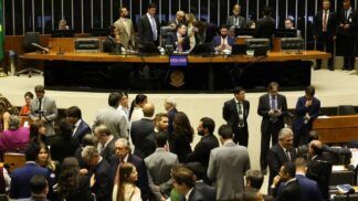 Deputados discutem propostas no plenário da Câmara