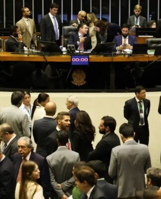 Deputados discutem propostas no plenário da Câmara