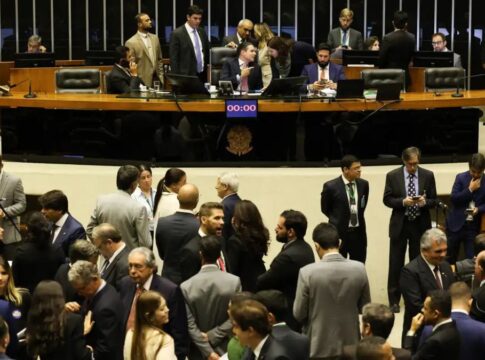 Deputados discutem propostas no plenário da Câmara