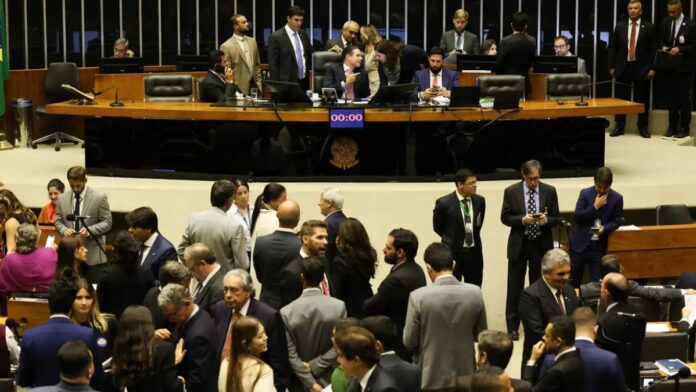 Deputados discutem propostas no plenário da Câmara
