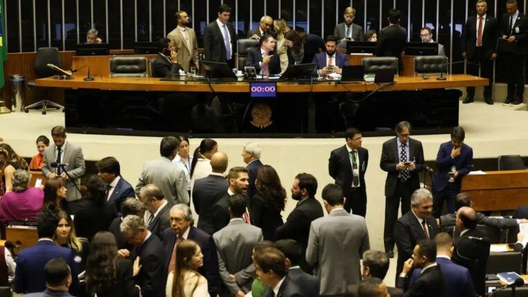 Deputados discutem propostas no plenário da Câmara