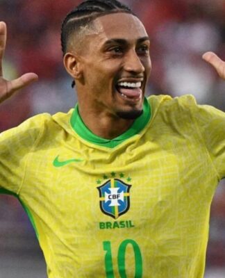 Atacante Raphinha comemorando gol marcado pela Seleção Brasileira