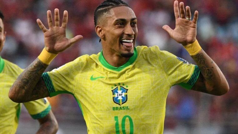 Atacante Raphinha comemorando gol marcado pela Seleção Brasileira