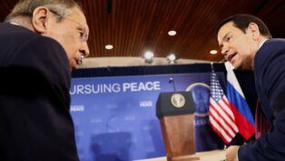 O ministro das Relações Exeriores da Rússia, Sergei Lavrov, conversa com o secretário de Estado dos EUA, Marco Rubio, no Alasca.