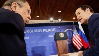 O ministro das Relações Exeriores da Rússia, Sergei Lavrov, conversa com o secretário de Estado dos EUA, Marco Rubio, no Alasca.