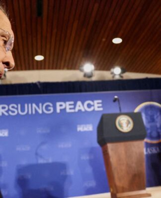 O ministro das Relações Exeriores da Rússia, Sergei Lavrov, conversa com o secretário de Estado dos EUA, Marco Rubio, no Alasca.