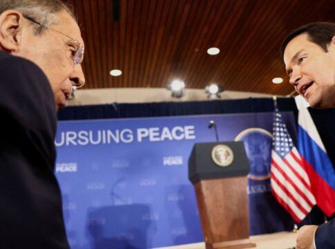 O ministro das Relações Exeriores da Rússia, Sergei Lavrov, conversa com o secretário de Estado dos EUA, Marco Rubio, no Alasca.