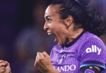 Jogadora Marta comemorando um gol