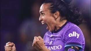 Jogadora Marta comemorando um gol