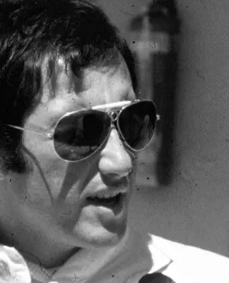 Rosto de José Carlos Pace em destaque, em preto e branco