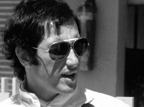 Rosto de José Carlos Pace em destaque, em preto e branco