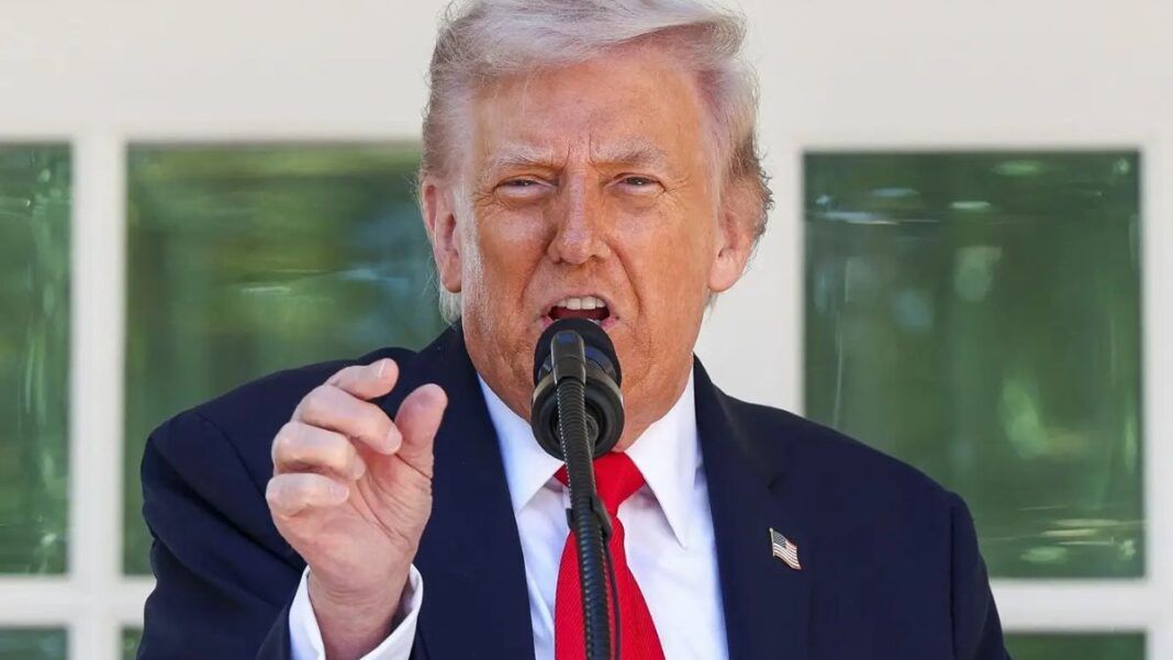 Trump discursando em frente a um microfone