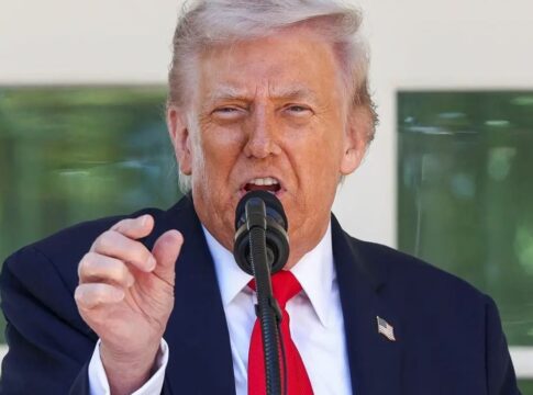 Trump discursando em frente a um microfone