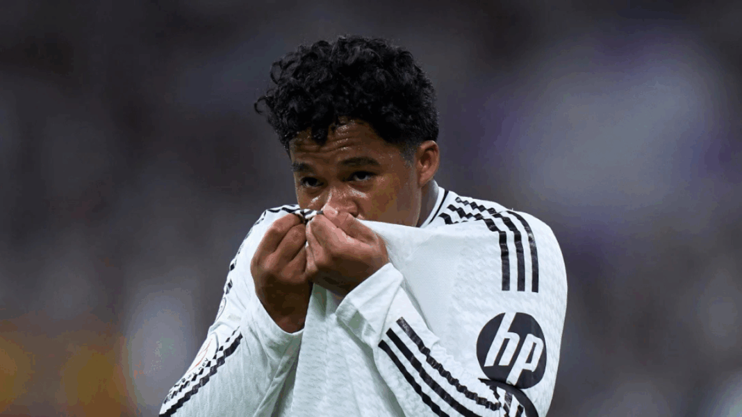 Endrick, do Real Madrid, beijando a o escudo do clube durante uma comemoração de gol