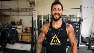 Godofredo Pepey aparece de camisa regata no meio de uma academia de musculação