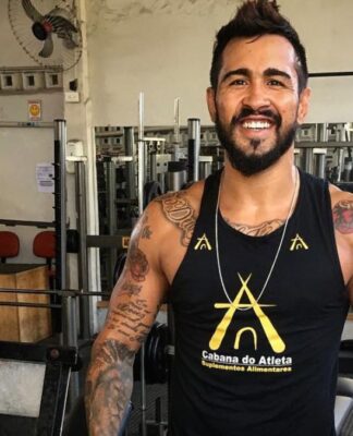 Godofredo Pepey aparece de camisa regata no meio de uma academia de musculação