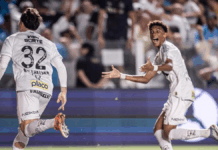 Rollheiser e Robinho Jr. comemorando gol do Santos contra o Palmeiras