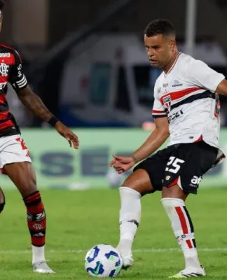Os jogadores Bruno Henrique, do Flamengo, e Alisson, do São Paulo, durante a partida entre as equipes no primeiro turno do Campeonato Brasileiro 2025