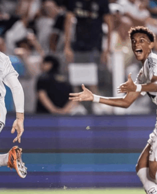 Rollheiser e Robinho Jr. comemorando gol do Santos contra o Palmeiras