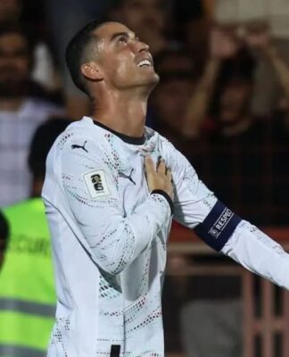 Cristiano Ronaldo com a mão no peito e olhando para cima durante comemoração de seu gol por Portugal