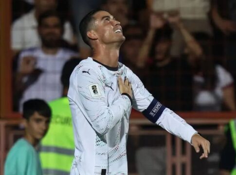 Cristiano Ronaldo com a mão no peito e olhando para cima durante comemoração de seu gol por Portugal