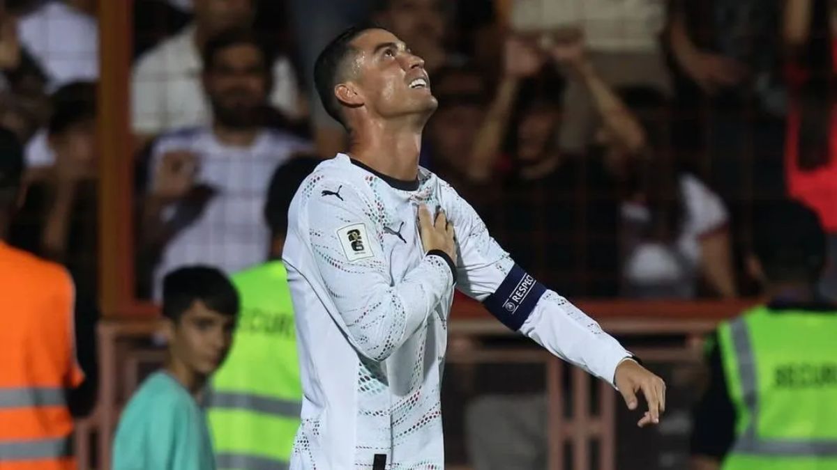 Cristiano Ronaldo com a mão no peito e olhando para cima durante comemoração de seu gol por Portugal