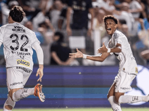 Rollheiser e Robinho Jr. comemorando gol do Santos contra o Palmeiras