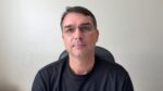 Flávio Bolsonaro durante live no Youtube