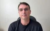 O senador Flávio Bolsonaro, filho do ex-presidente Jair Bolsonaro, se manifestou em live sobre a prisão do pai e atacou Moraes. (Foto: Reprodução/YouTube)