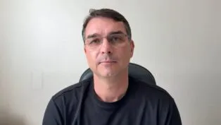 O senador Flávio Bolsonaro, filho do ex-presidente Jair Bolsonaro, se manifestou em live sobre a prisão do pai e atacou Moraes. (Foto: Reprodução/YouTube)
