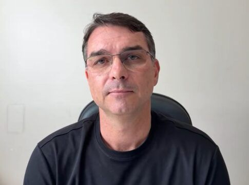 Flávio Bolsonaro durante live no Youtube