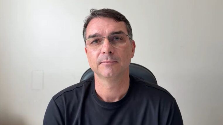 O senador Flávio Bolsonaro, filho do ex-presidente Jair Bolsonaro, se manifestou em live sobre a prisão do pai e atacou Moraes. (Foto: Reprodução/YouTube)
