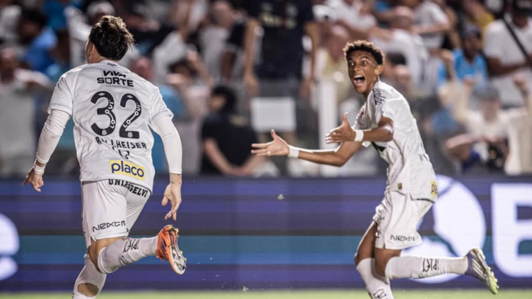 Rollheiser e Robinho Jr. comemorando gol do Santos contra o Palmeiras