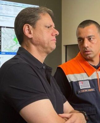 Governador Tarcísio e um funcionário da Defesa Civil conversando no gabinete