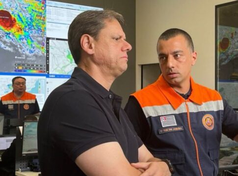 Governador Tarcísio e um funcionário da Defesa Civil conversando no gabinete