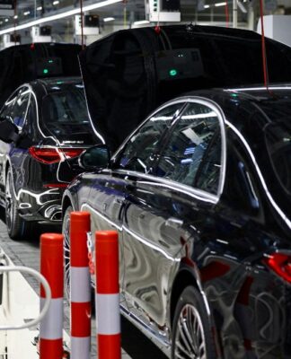 Linha de produção de carros pretos numa fábrica